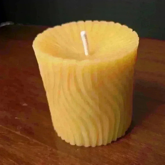 100% Beeswax  Swirl Pillar Candle - Picture 7 of 10